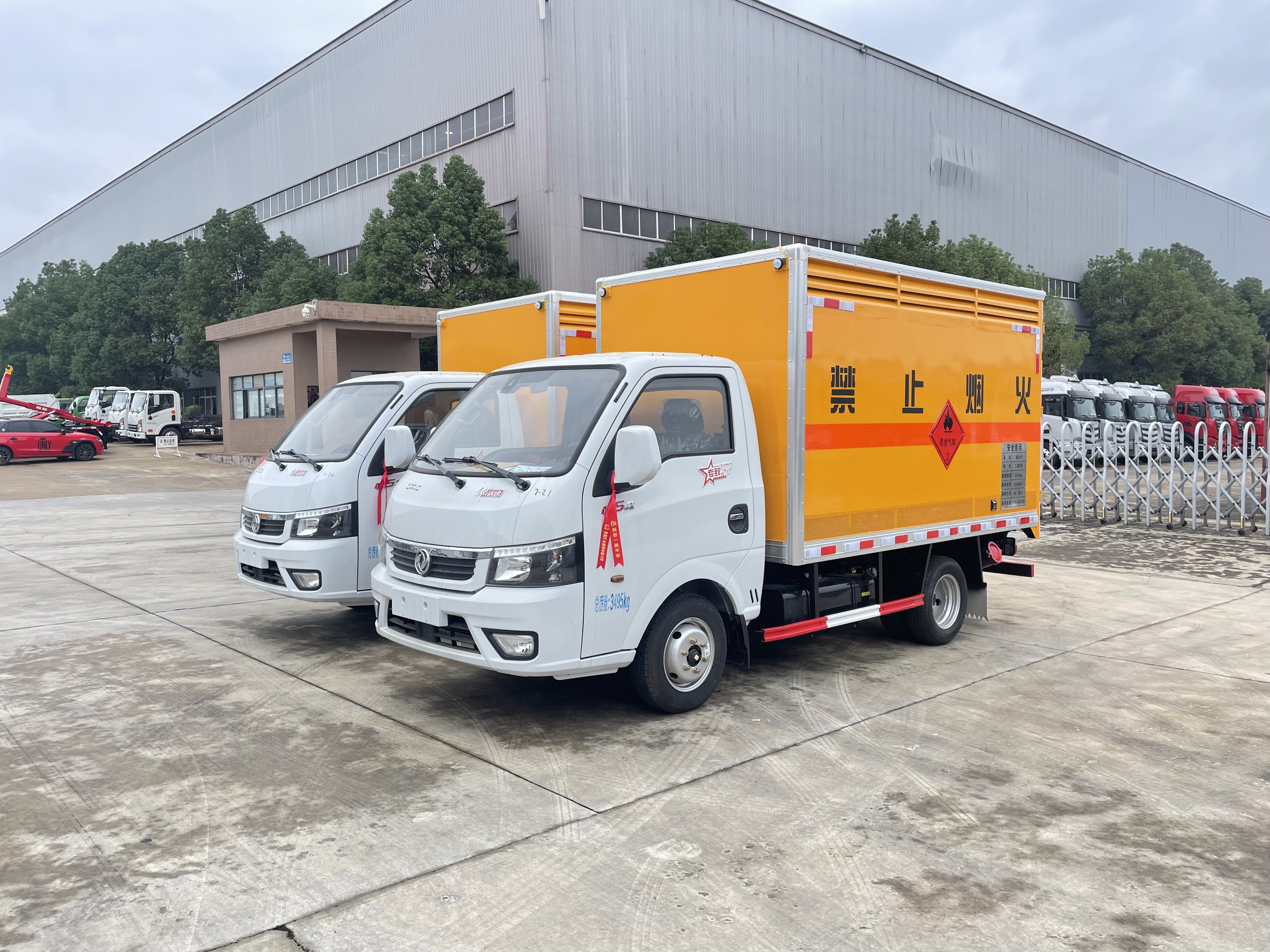 東風途逸汽油版3米易燃氣體廂式車