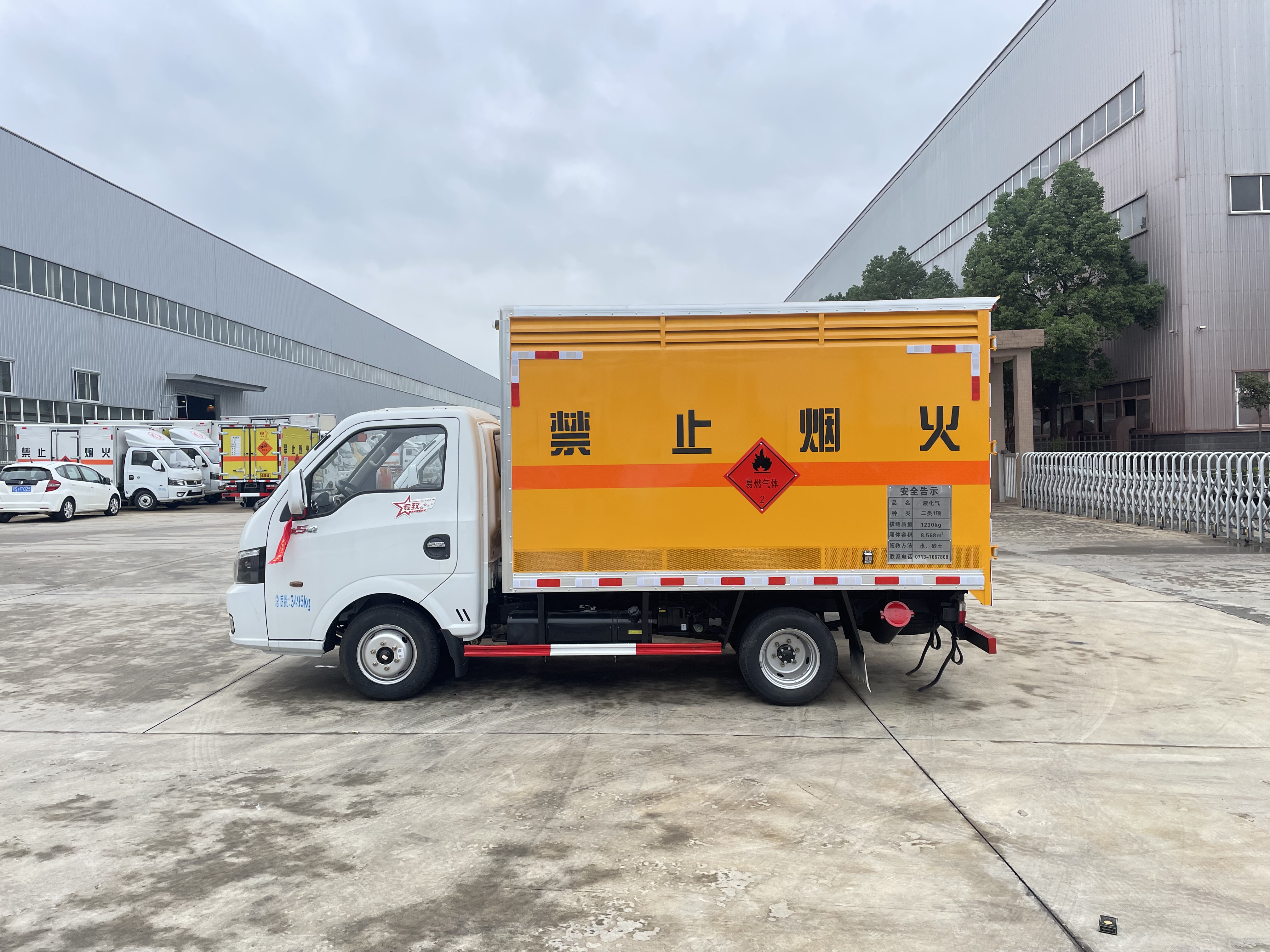 東風途逸汽油版3米易燃氣體廂式車