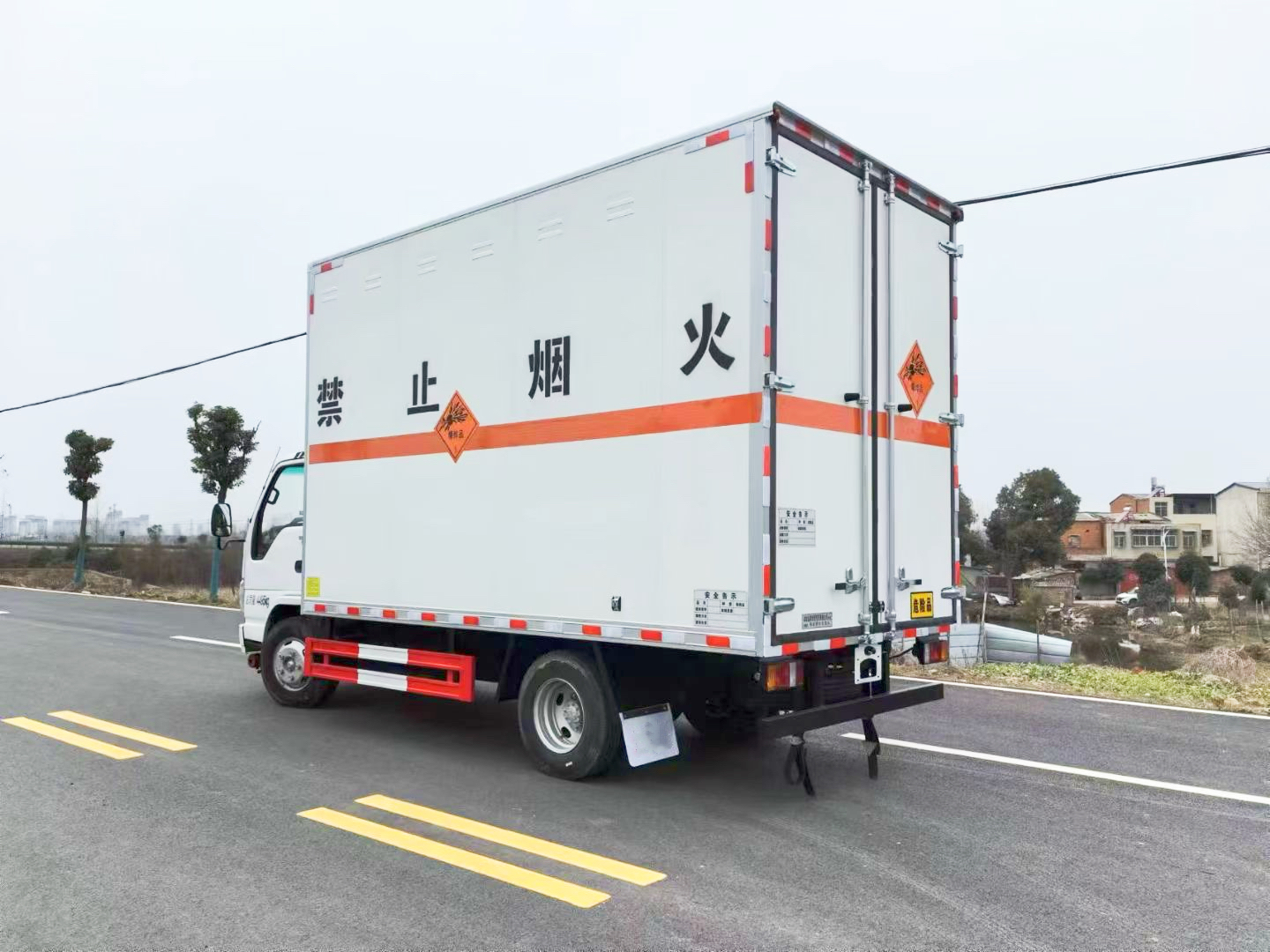 慶鈴五十鈴藍(lán)牌爆破器材運(yùn)輸車