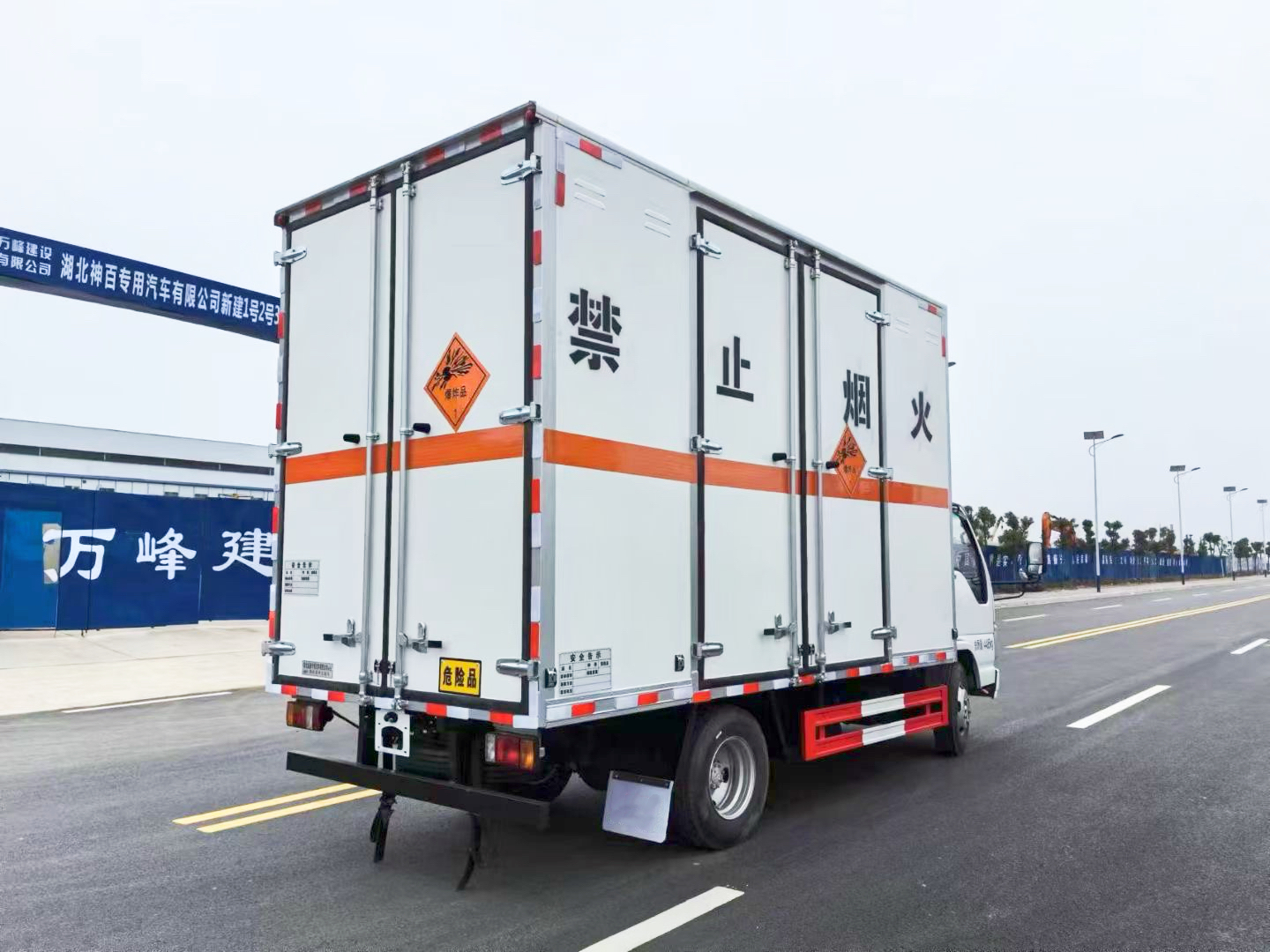 慶鈴五十鈴藍(lán)牌爆破器材運(yùn)輸車