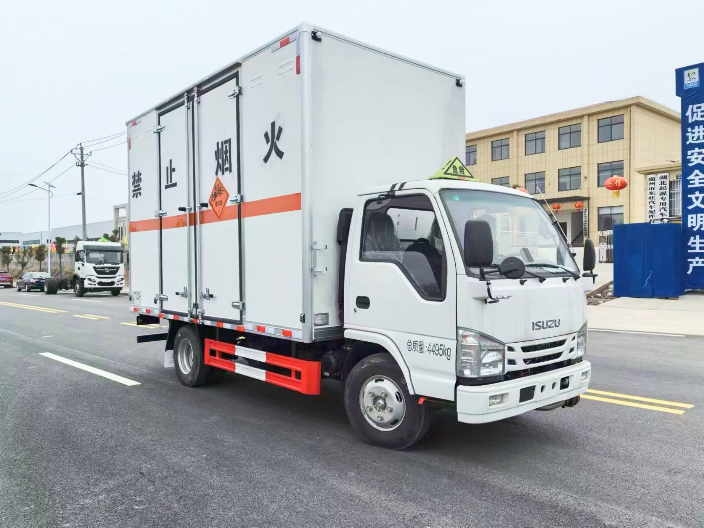 慶鈴五十鈴藍(lán)牌爆破器材運(yùn)輸車