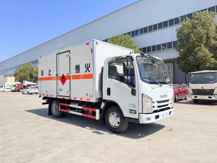 五十鈴黃牌4.2米易燃?xì)怏w廂式運(yùn)輸車(chē)