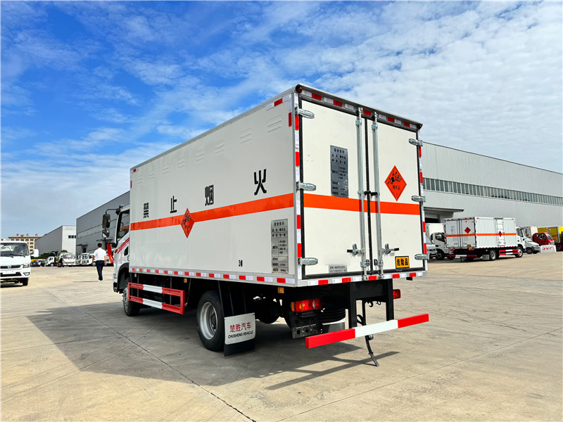 5.2米東風(fēng)華神DV3炸藥車