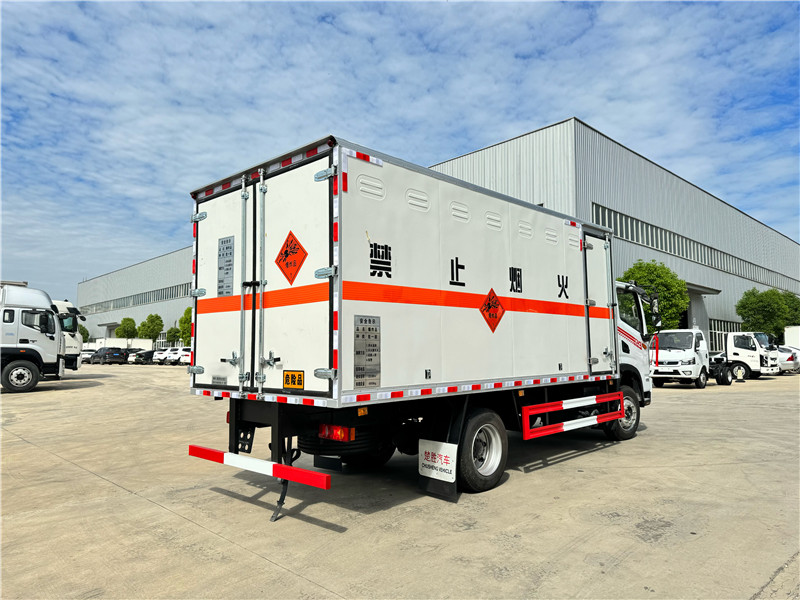 5.2米東風(fēng)華神DV3炸藥車