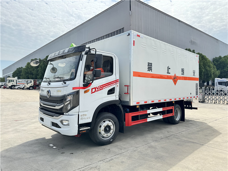 5.2米東風(fēng)華神DV3炸藥車
