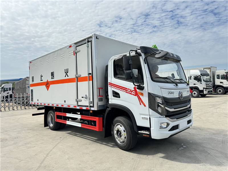 5.2米東風(fēng)華神DV3炸藥車